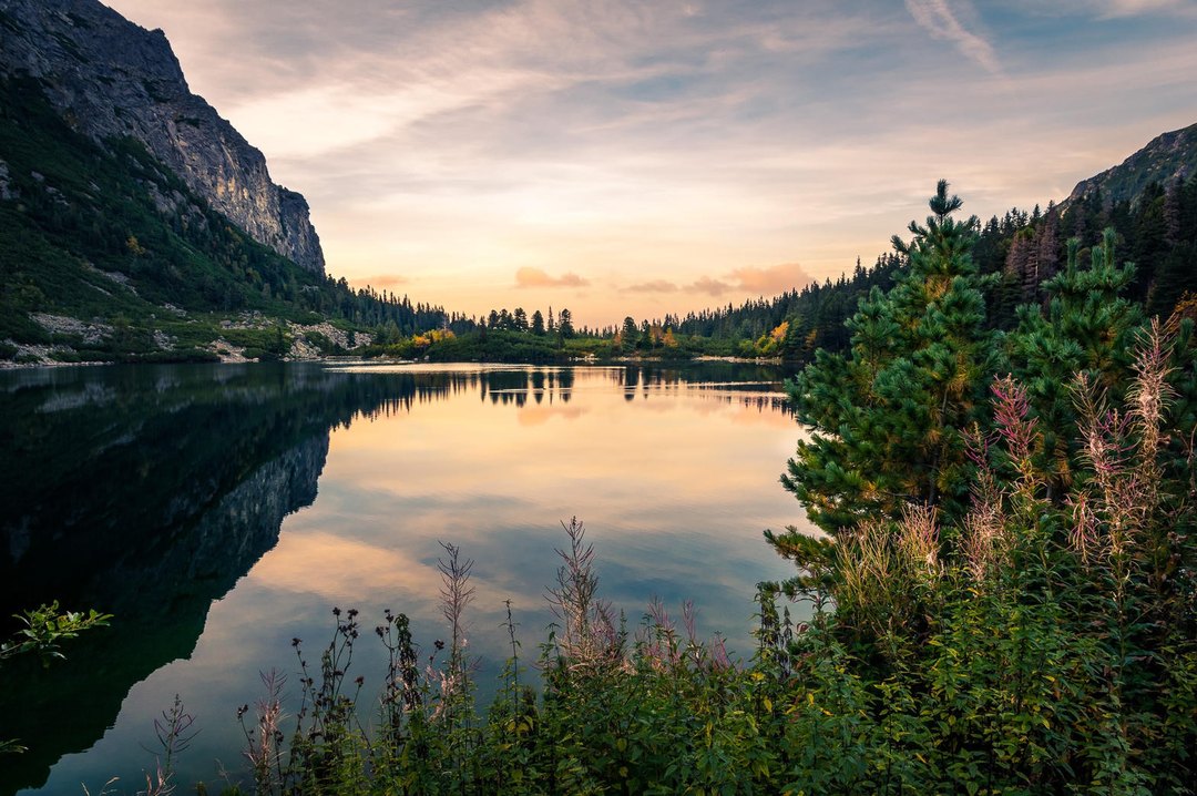 Vysoké Tatry, tiché pleso pod jasným večerným nebom