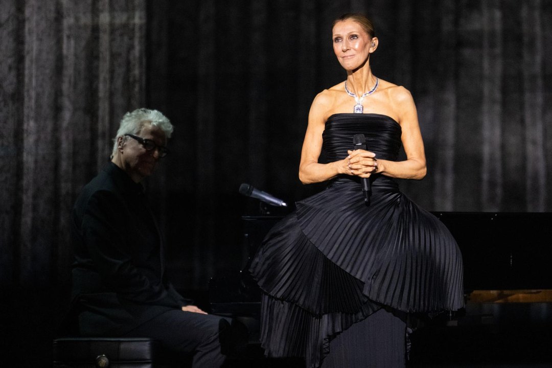 Céline Dion v čiernych plisovaných šatách na parížskom pódiu
