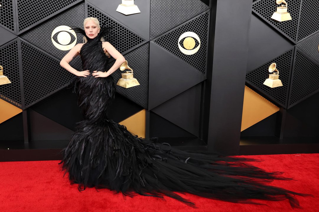 Lady Gaga na červenom koberci v perovom čiernom šatách